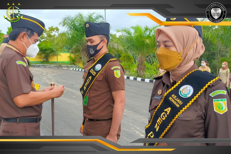 Penyematan Pin WBK Kejaksaan Negeri Nunukan atas raihan predikat WBK dari PANRB